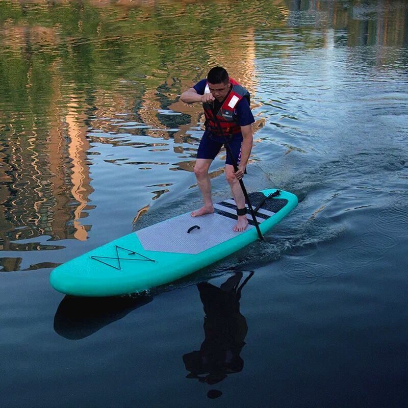 Вид спорта на воде с доской